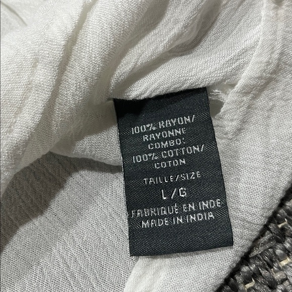 Suzy Shier | Flowy White Tank Top - Picture 5 of 9